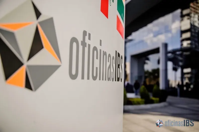 Logotipo de Oficinas IBS en la entrada de un centro de negocios