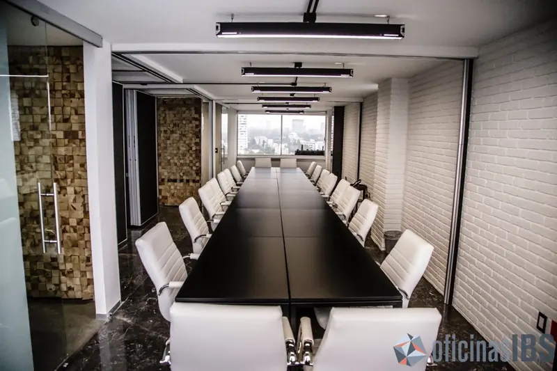 Sala de juntas con mesa amplia para grupos grandes
